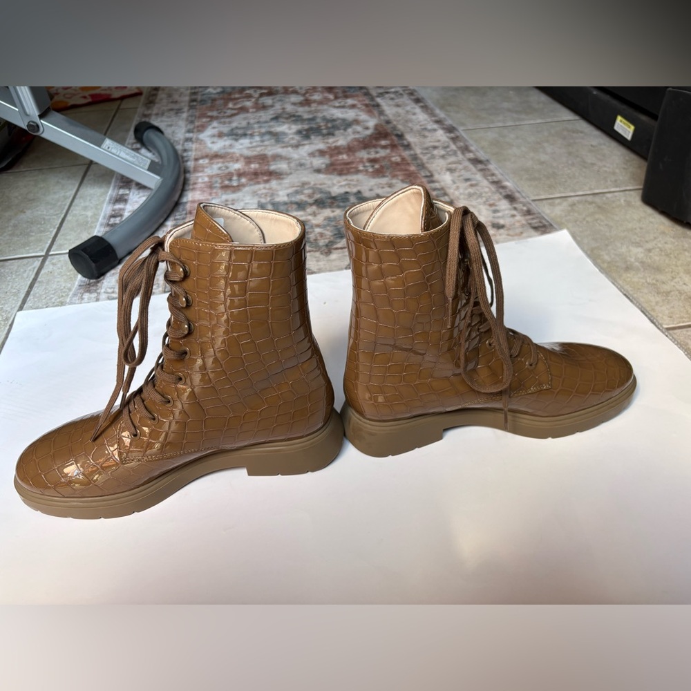 Stuart Weitzman Brown Croc-Embossed Leather Lace-Up Ankle Boots- size 7 B